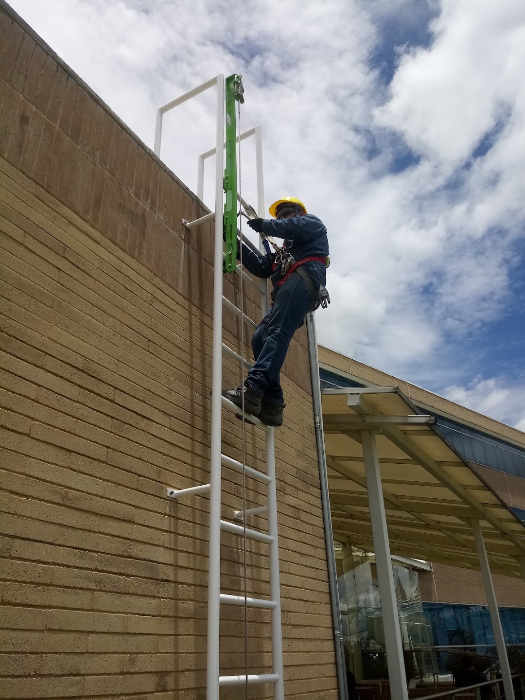 Instalación de línea de vida vertical en escalera