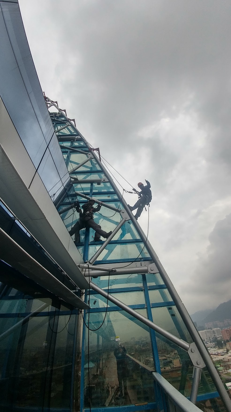 Instalación de líneas de vida y anclajes en estructuras de Bogotá. Referencia técnica: image_80882c.jpg