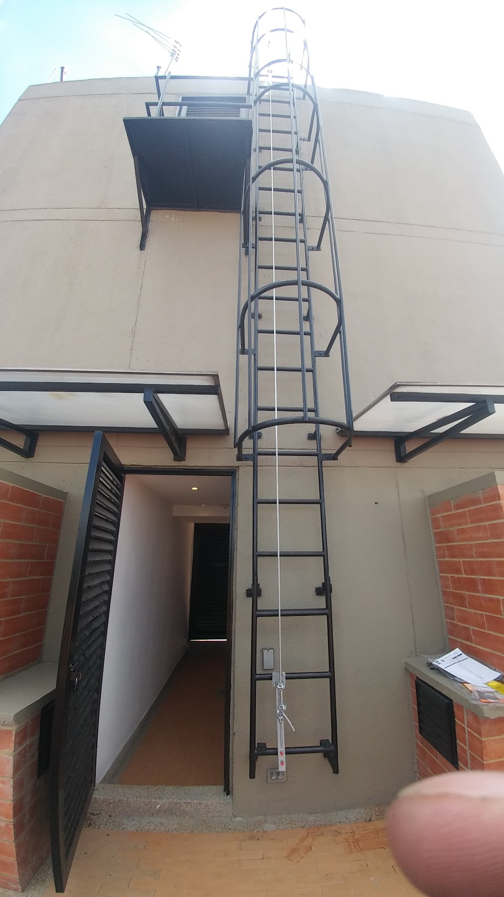Instalación de línea de vida vertical en estructura metálica